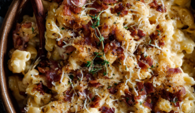 Creamy mac and cheese with bacon