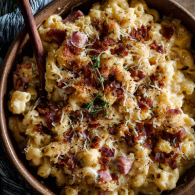 Creamy mac and cheese with bacon